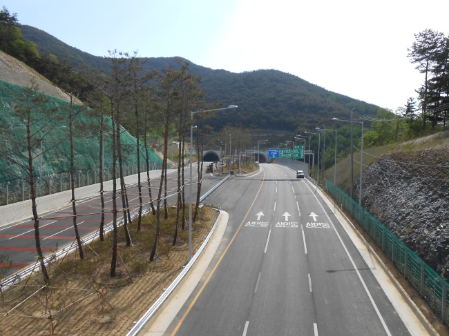 29일 대구시에 따르면 상인에서 범물 간 동ㆍ서 지역을 터널과 교량으로 연결해 10분 이내 통행이 가능한 ‘4차순환도로 민간투자시설사업’이 완료됨에 따라 다음달 3일 오전 11시부터 시민들에게 당분간 무료로 임시 개통한다.