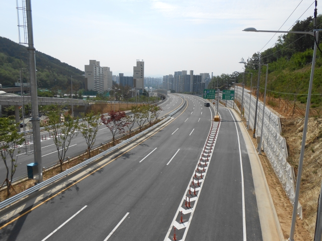 29일 대구시에 따르면 상인에서 범물 간 동ㆍ서 지역을 터널과 교량으로 연결해 10분 이내 통행이 가능한 ‘4차순환도로 민간투자시설사업’이 완료됨에 따라 다음달 3일 오전 11시부터 시민들에게 당분간 무료로 임시 개통한다.