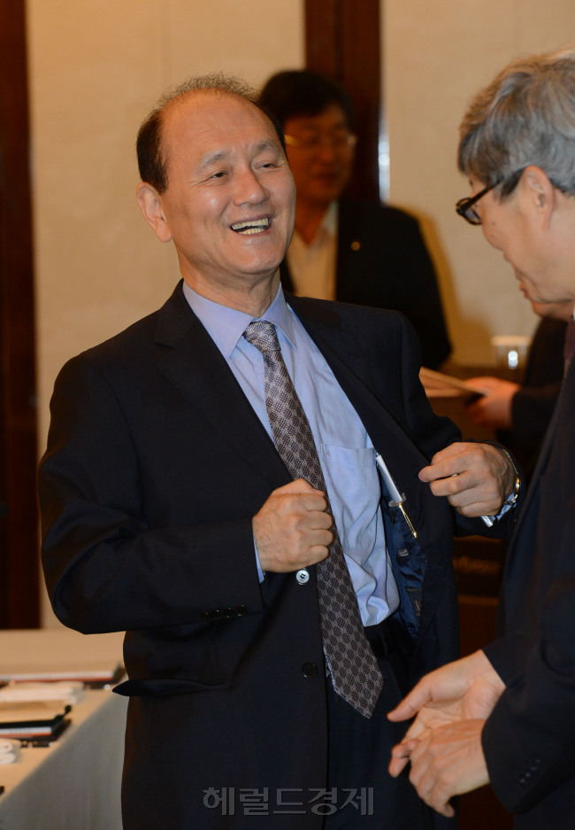 최광(교수/기업인/한국외국어대학교교수/국민연금공단이사장)
29일 조선호텔에서 열린 복지부장관 주재 기금운용위원회에서
이 회의에 처음 참석한 최광 국민연금관리공단 이사장이 참석위원들에게
인사를 하고 있다. 최 이사장은 지난 27일 14대 공단이사장으로 취임했다.