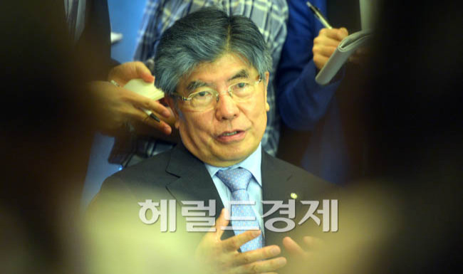 김중수(금융인/전대학총장/한국은행총재/동아시아태평양중앙은행총재회의의장)
김중수 한국은행 총재가 29일 오전 서울 남대문로 한국은행 본사에서 열린 경제동향간담회에서 모두발언을 하고 있다.