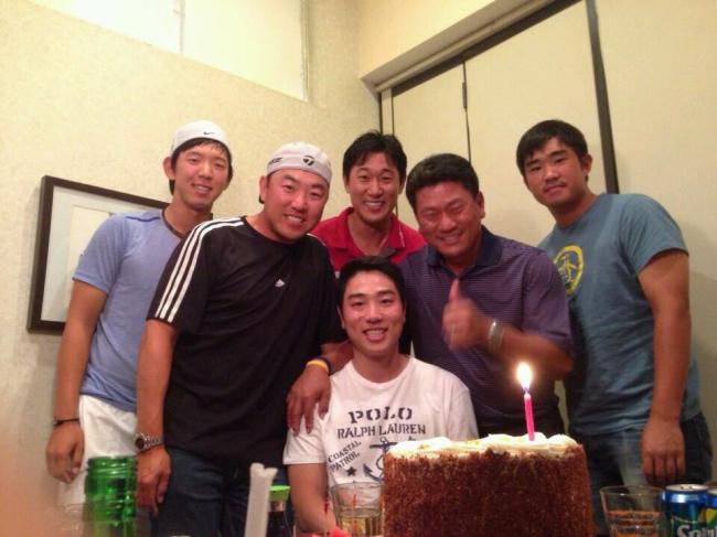 배상문(좌부터/골퍼/캘러웨이),최경주(골퍼/SK텔레콤)
“첫 승 축하한다!” 배상문이 프로 선배들이 열어준 PGA 투어 우승 축하 파티에 감격했다. 최경주는 29일(한국시간) 메모리얼 토너먼트 연습라운드가 끝난 후 지난주 바이런 넬슨 챔피언십에서 생애 첫 우승을 차지한 배상문을 위한 깜짝 축하파티를 열어줬다.