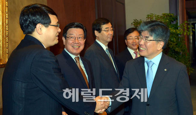 김중수(금융인/전대학총장/한국은행총재/동아시아태평양중앙은행총재회의의장)
29일 오전 서울 남대문로 한국은행 본사에서 열린 경제동향간담회에서 김중수 총재와 경제분야전문가들이 인사를 하고 있다.