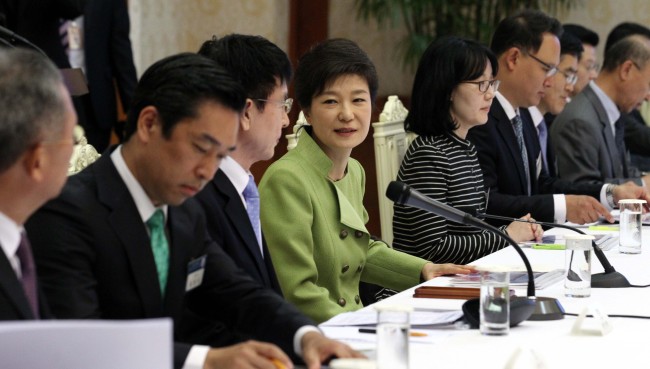 박근혜 대통령이 29일 오전 청와대에서 열린 국민경제자문회의  제1차 회의를 주재하기에 앞서 위촉위원들과 인사를 나누고 있다.<br />정희조 기자/checho@heraldcorp.com 130529
President Park Geun-hye speaks at the inaugural session of the National Economic Advisory Council at Cheong Wa Dae on Wednesday.   Chung Hee-cho/The Korea Herald