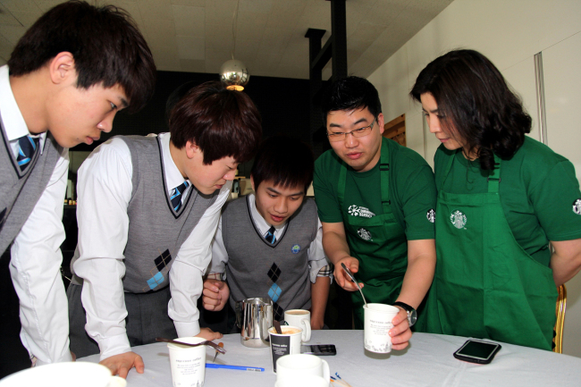 Starbucks Korea’s baristas teach “latte art” to students of Seoul Dasom School in March.   Starbucks Korea