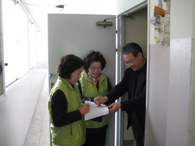 The senior employees of the Korea Land & Housing Corp. work as caretakers in public apartments.   LH Corp.