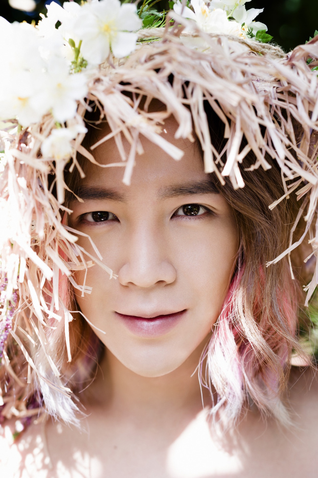 장근석(영화배우)
배우 장근석의 일본 정규 앨범 2집인 ‘Nature Boy‘가 29일 발매됐다. 이에 앞서 지난 28일 밤에는 앨범 발매를 기념하는 쇼케이스 ‘Birthday Count Down’를 개최해 팬들과 하나되는 뜨거운 시간을 가지며 성대한 포문을 열었다.