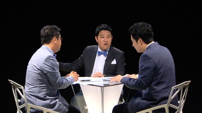이철희(좌부터/교수/전별정직공무원/서울디지털대학교초빙교수/두문정치전략연구소소장),김구라(김현동/MC/개그맨),강용석(변호사/전국회의원)
썰전‘의 이철희-강용석이 안철수 의원의 토크 콘서트 개최를 취소한 일에 대해 이야기를 나누던 중 고성(?)이 오가는 격론을 벌였다.