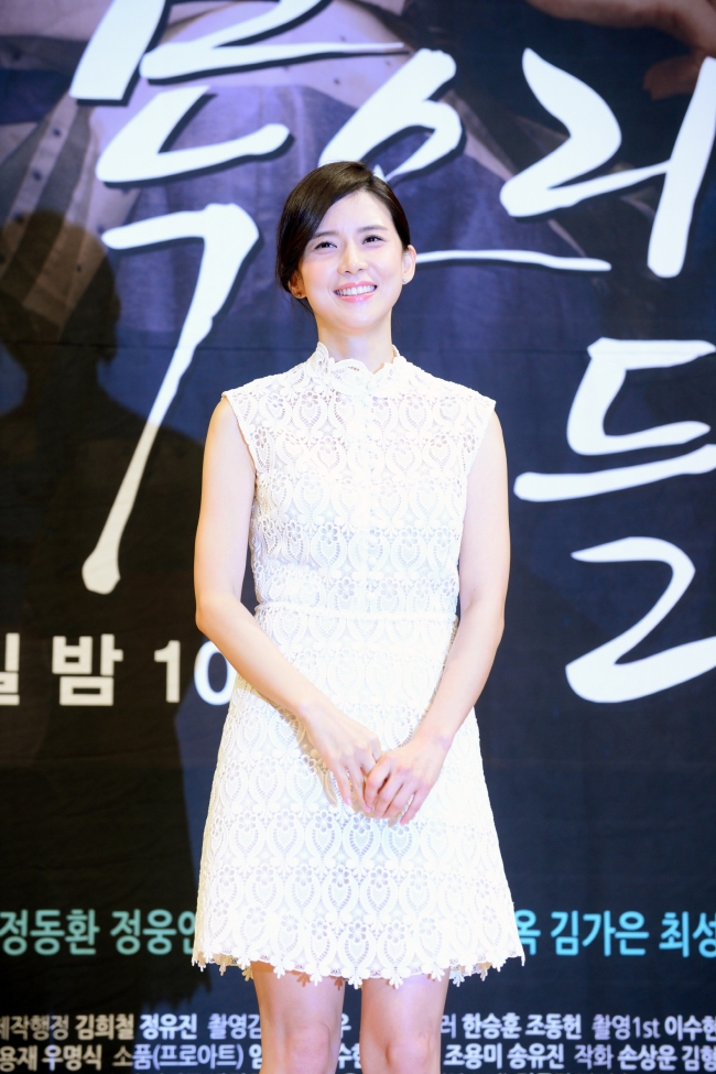 이보영(탤런트/영화배우)
시청률퀸’ 이보영이 돌아왔다. 국민드라마 ‘내 딸 서영이(KBS2)’ 종영 후 3개월 만이다. 침체된 SBS의 평일밤에 활기를 불러넣어야 하는 임무를 안았지만, 이보영에게 시청률 부담은 없어 보였다.