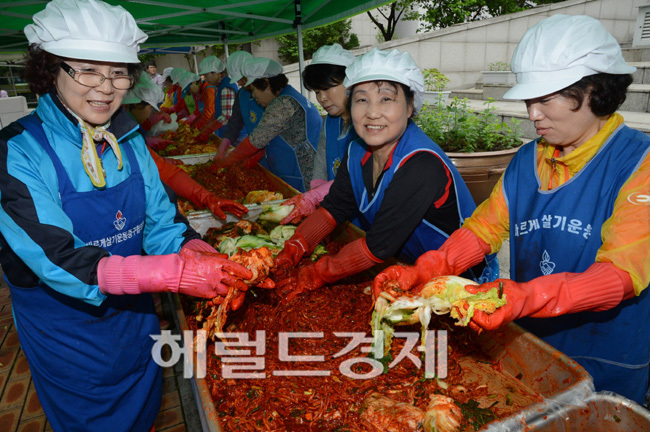 29일 성동구청 앞 광장에 초여름 김장담그기 행사가 열리고 있다. 바르게살기운동 성동구 협의회 회원 40여명이 배추 7백포기를 김장으로 담가 지역내 홀몸노인,한부모가족,기초수급자,해피하우스등 가구당 10키로씩 2백가구에게 전달하기로 했다. 이른 무더위의 김장행사가 뜨거운 계절만큼 마음이 따듯하다.