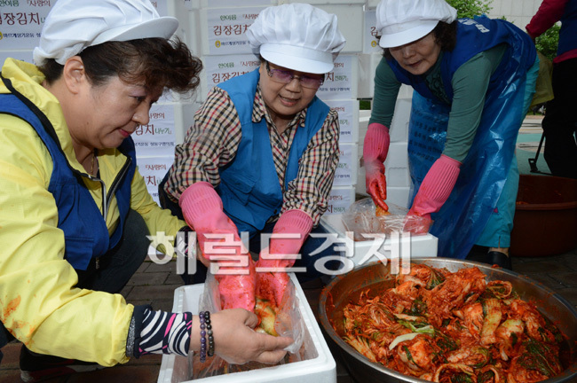 29일 성동구청 앞 광장에 초여름 김장담그기 행사가 열리고 있다. 바르게살기운동 성동구 협의회 회원 40여명이 배추 7백포기를 김장으로 담가 지역내 홀몸노인,한부모가족,기초수급자,해피하우스등 가구당 10키로씩 2백가구에게 전달하기로 했다. 이른 무더위의 김장행사가 뜨거운 계절만큼 마음이 따듯하다.