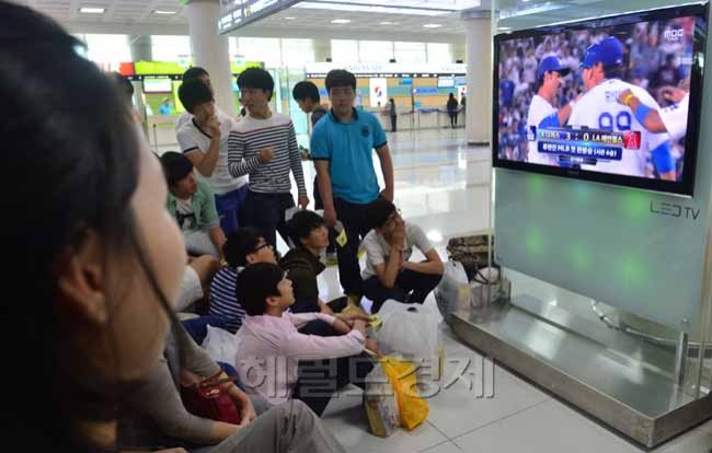 류현진(야구선수/LA다저스)
29일 오후 제주도 제주국제공항에서 많은 여행객들이 한국인 메이저리거 류현진의 경기를 지켜보고 있다. 류현진은 미국 캘리포니아주 로스앤젤레스 다저스타디움에서 열린 ‘2013 메이저리그’ LA 에인절스와 홈경기에 선발등판, 9이닝 2피안타 무사사구 7탈삼진 무실점으로 첫 완봉승을 거두었다.