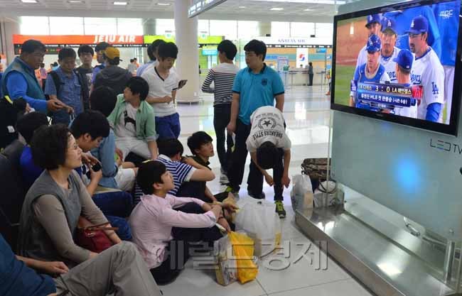 류현진(야구선수/LA다저스)
29일 오후 제주도 제주국제공항에서 많은 여행객들이 한국인 메이저리거 류현진의 경기를 지켜보고 있다. 류현진은 미국 캘리포니아주 로스앤젤레스 다저스타디움에서 열린 ‘2013 메이저리그’ LA 에인절스와 홈경기에 선발등판, 9이닝 2피안타 무사사구 7탈삼진 무실점으로 첫 완봉승을 거두었다.