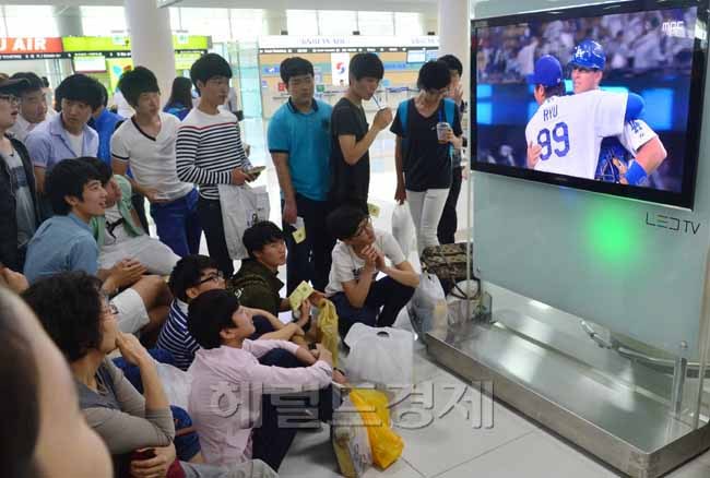 류현진(야구선수/LA다저스)
29일 오후 제주도 제주국제공항에서 많은 여행객들이 한국인 메이저리거 류현진의 경기를 지켜보고 있다. 류현진은 미국 캘리포니아주 로스앤젤레스 다저스타디움에서 열린 ‘2013 메이저리그’ LA 에인절스와 홈경기에 선발등판, 9이닝 2피안타 무사사구 7탈삼진 무실점으로 첫 완봉승을 거두었다.