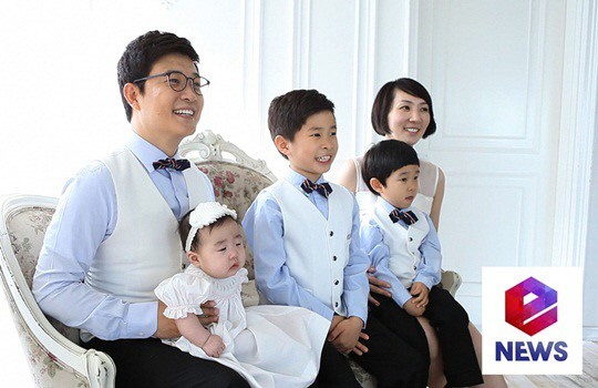 김성주(MC/전아나운서)
방송인 김성주의 가족사진이 공개돼 눈길을 끈다.
