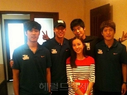 한혜진(좌부터/탤런트/영화배우),기성용(축구선수/스완지시티AFC)
결혼을 앞둔 예비부부 기성용 한혜진 사진이 연일 화제다.