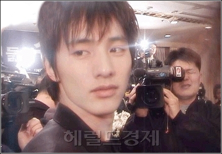 원빈(김도진/영화배우/탤런트)
배우 원빈의 실물 모습이 담긴 ‘직찍’ 사진이 공개돼 눈길을 끌었다.