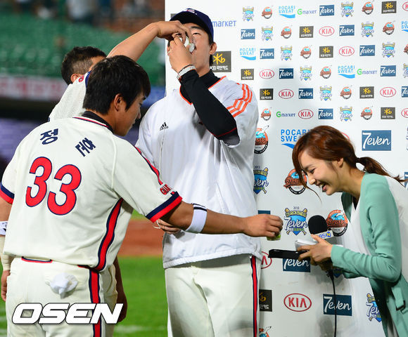 윤태진(아나운서)
롯데의 착한 세리머니에 수훈선수 인터뷰를 하던 윤태진 아나운서의 웃음보가 터졌다.