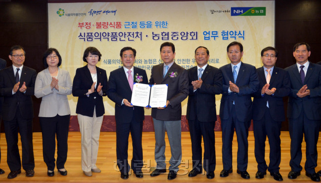 농협중앙회는 29일 서울 서대문구 본관에서 식품의약품안전처와 불량식품 척결 및 식품안전 확보를 위한 MOU를 체결하고 있다. MOU를 통해 양 기관은 농축산물의 생산단계 교육 및 홍보, 농축산물 안전성 확보 및 위생수준 향상을 위한 공동 연구개발, 부정불량식품 등에 대한 정보, 위해물질 분석 및 위해성여부에 대한 기술적 자문 등에 협력하기로 했다.<br />김명섭 기자 msiron@heraldcorp.com
농협중앙회는 29일 서울 서대문구 본관에서 식품의약품안전처와 불량식품 척결 및 식품안전 확보를 위한 MOU를 체결하고 있다. MOU를 통해 양 기관은 농축산물의 생산단계 교육 및 홍보, 농축산물 안전성 확보 및 위생수준 향상을 위한 공동 연구개발, 부정불량식품 등에 대한 정보, 위해물질 분석 및 위해성여부에 대한 기술적 자문 등에 협력하기로 했다.
김명섭 기자 msiron@heraldcorp.com
농협중앙회는 29일 서울 서대문구 본관에서 식품의약품안전처와 불량식품 척결 및 식품안전 확보를 위한 MOU를 체결하고 있다. MOU를 통해 양 기관은 농축산물의 생산단계 교육 및 홍보, 농축산물 안전성 확보 및 위생수준 향상을 위한 공동 연구개발, 부정불량식품 등에 대한 정보, 위해물질 분석 및 위해성여부에 대한 기술적 자문 등에 협력하기로 했다.
김명섭 기자 msiron@heraldcorp.com