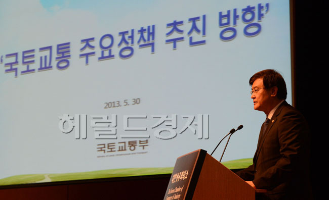 서승환(정무직공무원/전교수/국토교통부장관)
30일 상공회의소에서 열린 서승환장관 초청 대한상의 CEO간담회에서 서승환장관이 국토교통 주요정책 추진 방향을 강연하고 있다.