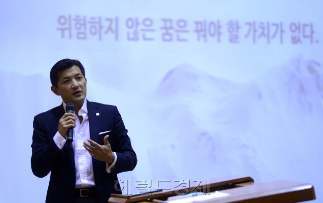 홍정욱 회장 한양대 강연. 박해묵 기자/mook@heraldcorp.com
홍정욱 회장 한양대 강연. 박해묵 기자/mook@heraldcorp.com
홍정욱 회장 한양대 강연. 박해묵 기자/mook@heraldcorp.com