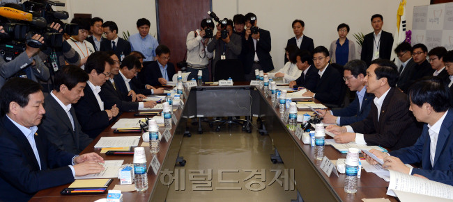 김기현 새누리당 정책위의장이 30일 오전 국회 정책위의장실에서 유정복 안전행정부 장관, 진영 보건복지부 장관, 서남수 교육부 장관과 함께한 안심보육 당정회의를 열고 있다. /안훈기자 rosedale@! 2013.05.30
김기현 새누리당 정책위의장이 30일 오전 국회 정책위의장실에서 유정복 안전행정부 장관, 진영 보건복지부 장관, 서남수 교육부 장관과 함께한 안심보육 당정회의를 열고 있다. /안훈기자 rosedale@! 2013.05.30
새누리당은 30일 김기현 정책위의장과 국회 교육문화체육관광위ㆍ안전행정위ㆍ보건복지위 소속 의원이 참석한 가운데 서남수 교육부, 진영 보건복지부, 유정복 안전행정부 장관 등과 당정협의를 가졌다. 이날 회의에서 당정은 아동학대와 영유아 교육시설 사고에 대한 책임자 처벌을 대폭 강화하고, 정책에 대한 긴급점검에 나서기로 의견을 모았다.  안훈 기자