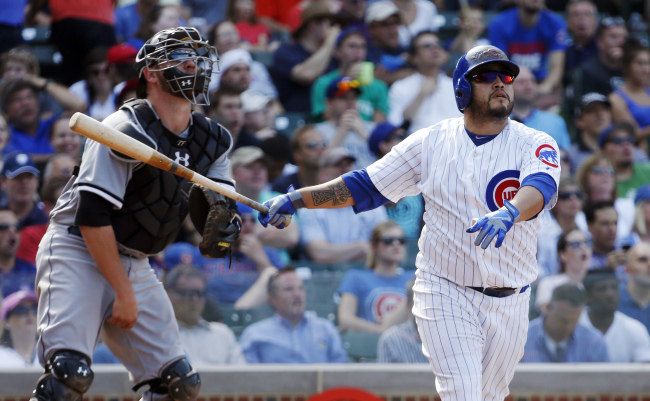 <YONHAP PHOTO-0313> Chicago Cubs' Dioner Navarro, right, watches his three-run home run along with Chicago White Sox catcher Tyler Flowers during the seventh inning of a interleague baseball game Wednesday, May 29, 2013, in Chicago. It was Navarro's third home run of the game. (AP Photo/Charles Rex Arbogast)/2013-05-30 06:34:07/ <저작권자 ⓒ 1980-2013 ㈜연합뉴스. 무단 전재 재배포 금지.>
The Chicago Cubs’ Dioner Navarro watches his three-run home run in the seventh inning on Wednesday. It was his third home run of the game.
AP-Yonhap News
