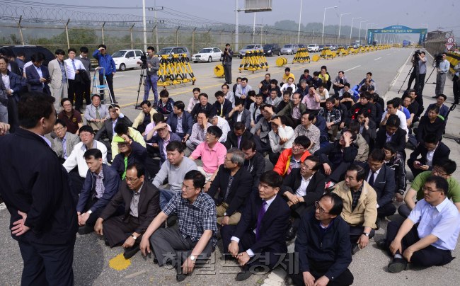 30일 공단을 방문하기 위해 통일부에 방북 신청을 한 입주기업 대표와 임직원 250여명이 경기도 파주 통일대교 남단에 집결해 방국허용과 공단 정상화를 촉구하는 퍼포먼스를 하는 집회를 가질려고 했지만 집회신고를 하지 않아 향후 절차에 대해 논의하고 있다.  파주=박해묵 기자/mook@heraldcorp.com