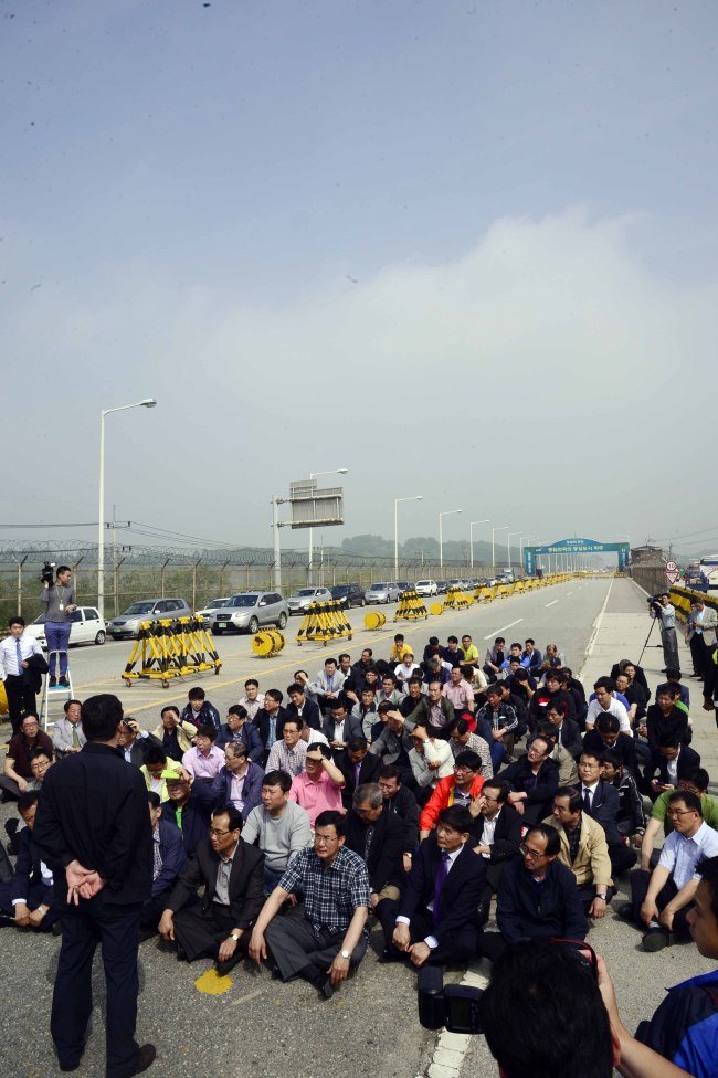Park Hae-mook/The Korea Herald
Executives and employees of South Korean companies operating in the suspended Gaeseong industrial complex gather on the Unification Bridge near the border on Thursday after the government blocked their rally to call for the normalization of the factory town due to their failure to take legal procedures.
Park Hae-mook/The Korea Herald