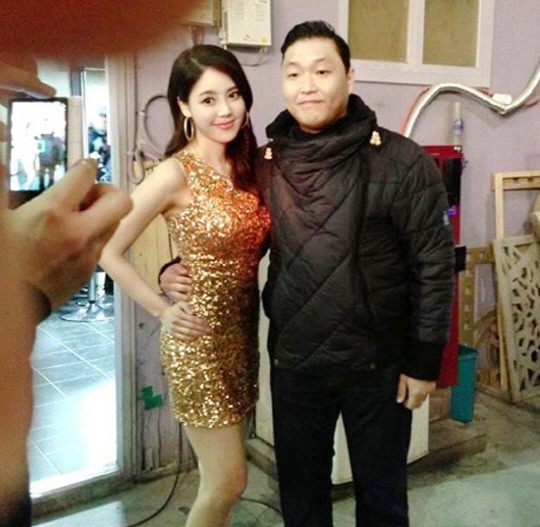 김사은(좌부터/김상미/가수/뮤지컬배우/바나나걸),싸이(박재상/가수/음악PD)
SBS ‘짝’에서 여자1호로 출연했던 김상미(예명 김사은)가 과거 싸이와 찍은 사진이 새삼 화제다.