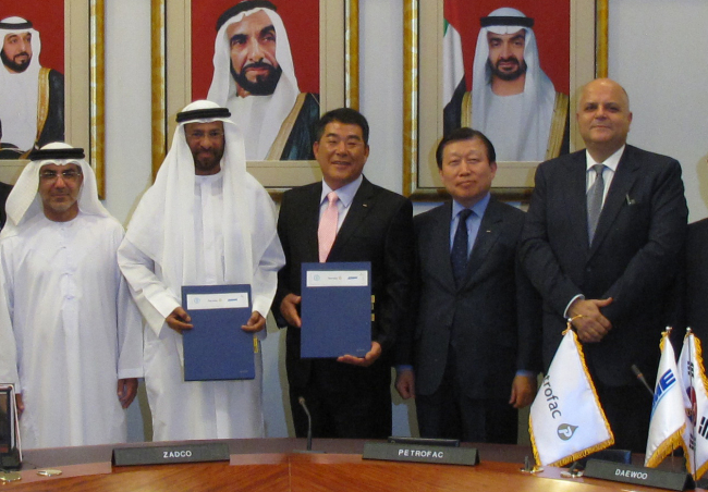 The DSME-Petrofac consortium poses after signing a deal to build an $800 million oil production unit in the United Arab Emirates, last week. From right: Petrofac chief executive Marwan Chedid, DSME labor union chief Sung Man-ho, DSME CEO Ko Jae-ho and ZADCO CEO Saif Al Suwaidi.   DSME