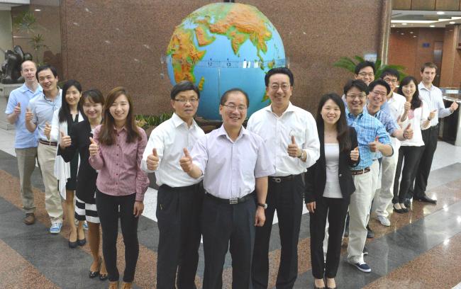 Executives of the Export-Import Bank of Korea pose with employees from commercial banks to celebrate their joint offering of project financing in overseas markets at the state-run Eximbank’s headquarters in Yeouido, Seoul, last week.   Eximbank