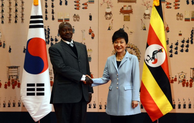 President Park Geun-hye shakes hands with Ugandan President Yoweri Kaguta Museveni during their summit at Cheong Wa Dae on Thursday. (Related story on Page 3)   Chung Hee-cho/The Korea Herald