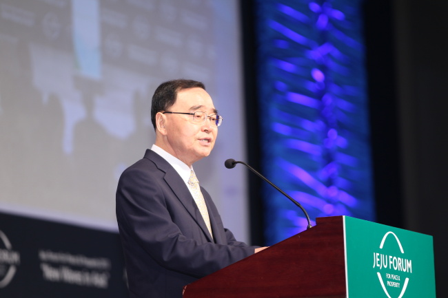 정홍원(정무직공무원/전변호사/대한민국국무총리)
Prime Minister Chung Hong-won delivers a congratulatory speech during the opening ceremony of the Jeju Forum for Peace & Stability on Jeju Island on Thursday.   JEJU FORUM