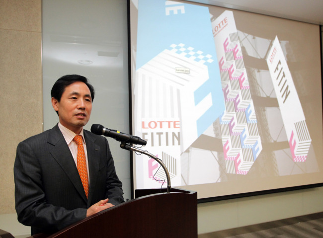 Lotte Asset Development CEO Kim Chang-kwon speaks about a plan to build Lotte Fitin in Dongdaemun at a news conference in Seoul on Thursday.   Lotte Group
