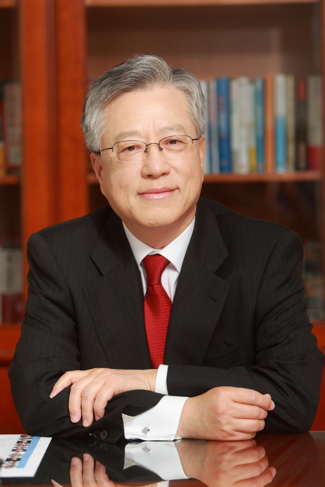 이석채(기업인/전행정공무원/KT대표이사 회장)
이석채 KT 회장이 올해 2000명을 정규직으로 추가 전환하겠다는 계획을 밝혔다.