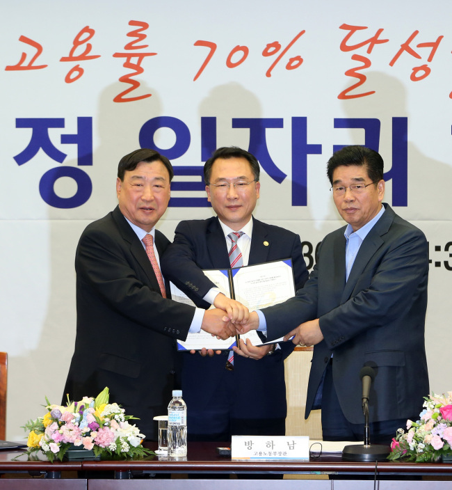 Labor Minister Phang Ha-nam (center), Korea Employers Federation Chairman Lee Hee-beom (left) and Federation of Korean Trade Unions President Moon Jin-guk pose after signing an agreement on adopting wage peak system and creating more part-time jobs on Thursday.  Yonhap News