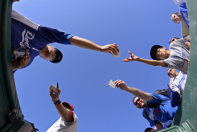 류현진(야구선수/LA다저스)
Los Angeles Dodgers starting pitcher Ryu Hyun-jin signs autographs during batting practice in Anaheim, California, Wednesday.   AP-Yonhap News