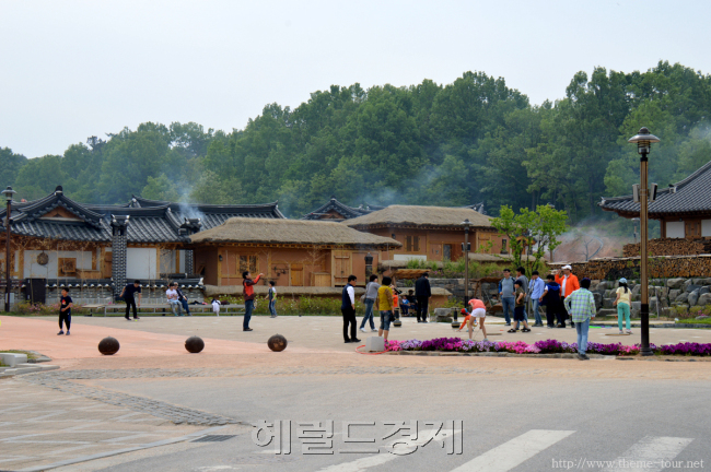 공주 한옥마을--‘한국의 멋’ 그 전통을 소비하다
넓은 뜰에서 가족들이 나와 투호놀이 등 즐거운 시간을 보내고 있다. 저녁무렵 굴뚝에서 나는 연기의 풍경이 정겹다.