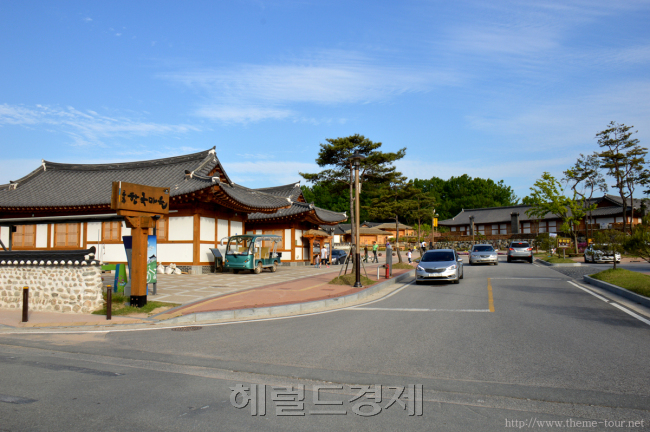 공주 한옥마을--‘한국의 멋’ 그 전통을 소비하다
공주 한옥마을 입구.