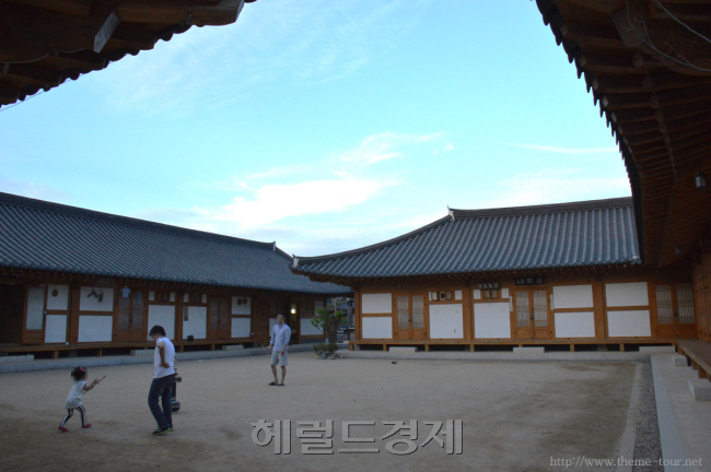 공주 한옥마을--‘한국의 멋’ 그 전통을 소비하다
깨끗하게 잘 마련된 공주 한옥마을.
