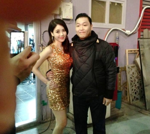 김사은(좌부터/김상미/가수/뮤지컬배우/바나나걸),싸이(박재상/가수/음악PD)
SBS ‘짝’에서 여자1호로 출연했던 김상미(예명 김사은)가 과거 싸이와 찍은 사진이 새삼 화제다.