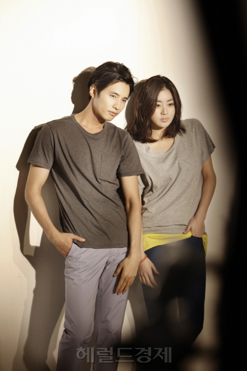 원빈(좌부터/김도진/영화배우/탤런트),강소라(영화배우/탤런트)
원빈 실물이 연일 화제가 되고 있는 가운데, 지난해 강소라와 원빈의 의류 화보 촬영장 직찍이 화제다.