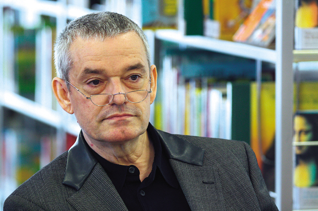 German writer Ralf Isau speaks during a press conference in Seoul on Monday. (Minumsa)