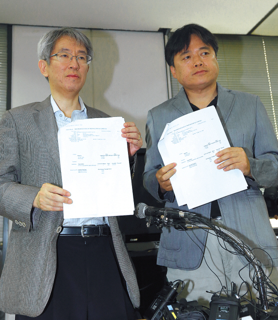 Kim Yong-jin (left), head of the Korea Center for Investigative
Journalism, and producer Choi Seung-ho Yonhap News