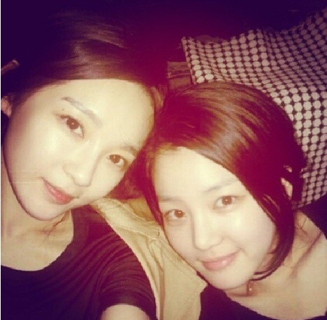 강민경(좌부터/가수/탤런트/다비치),이유비(이유진/탤런트)
이유비와 강민경이 자매처럼 닮은 셀카를 공개했다.