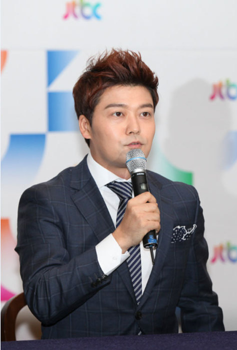 전현무(MC/전아나운서)
30일 오후 서울 중구 서소문동 중앙일보 M빌딩에서는 종합편성채널 JTBC ‘히든싱어 시즌2’의 기자간담회가 조승욱 PD, MC 전현무, 조홍경 보컬트레이너, 유성찬 작가, 김선명 작가 등이 참석한 가운데 열렸다.