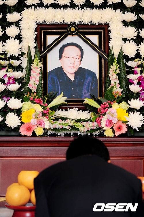 이종환(방송인)
폐암으로 안타깝게 세상을 떠난 방송인 이종환(76)의 빈소가 서울대병원 장례식장 2층 제 2호실에 마련됐다.