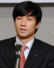 문대성(국회의원/전교수/국제올림픽위원회위원)
국제올림픽위원회(IOC) 선수위원이자 올림픽 태권도 금메달리스트인 문대성 국회의원이 태권도 경기의 편파적 판정을 강하게 비난했다.