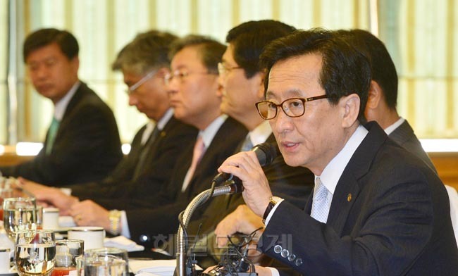 최수현(금융인/전공무원/금융감독원원장)
31일 오전 명동 은행회관에서 최수현 금융감독원장과 보험업계CEO가 참석한 가운데 열린 보험업계CEO 간담회에서 최수현원장이 모두발언을 하고 있다.