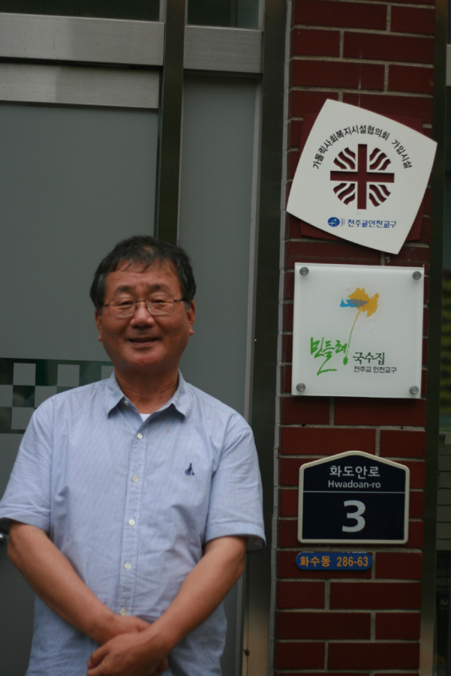서영남(사회사업가/민들레국수집대표)
인천시 동구 화수동의 야트막한 화도고개 마루엔 ‘민들레타운’이 있다. 민들레국수집, 민들레꿈공부방, 민들레가게 등으로 이뤄진 이 조그만 달동네는 가난하지만 어느 곳보다 풍요롭다.